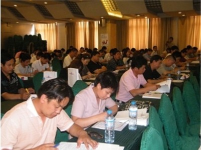 20090619172233客戶認真聆聽，并用筆記載著這精彩的內容 2